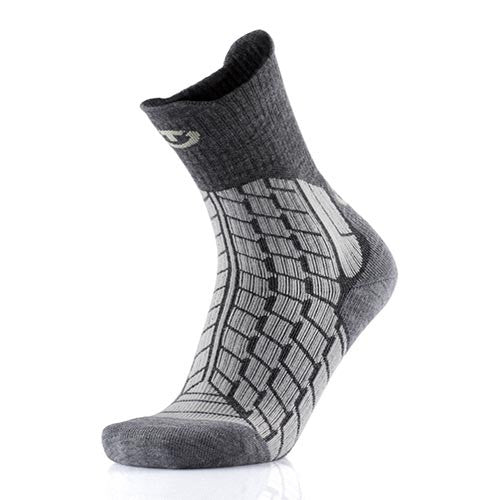 Warm, high hiking socks that are anti-odour and anti-moisture