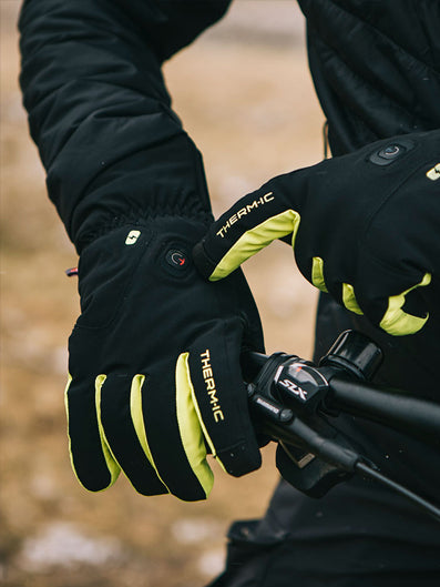 Outdoor heated gloves